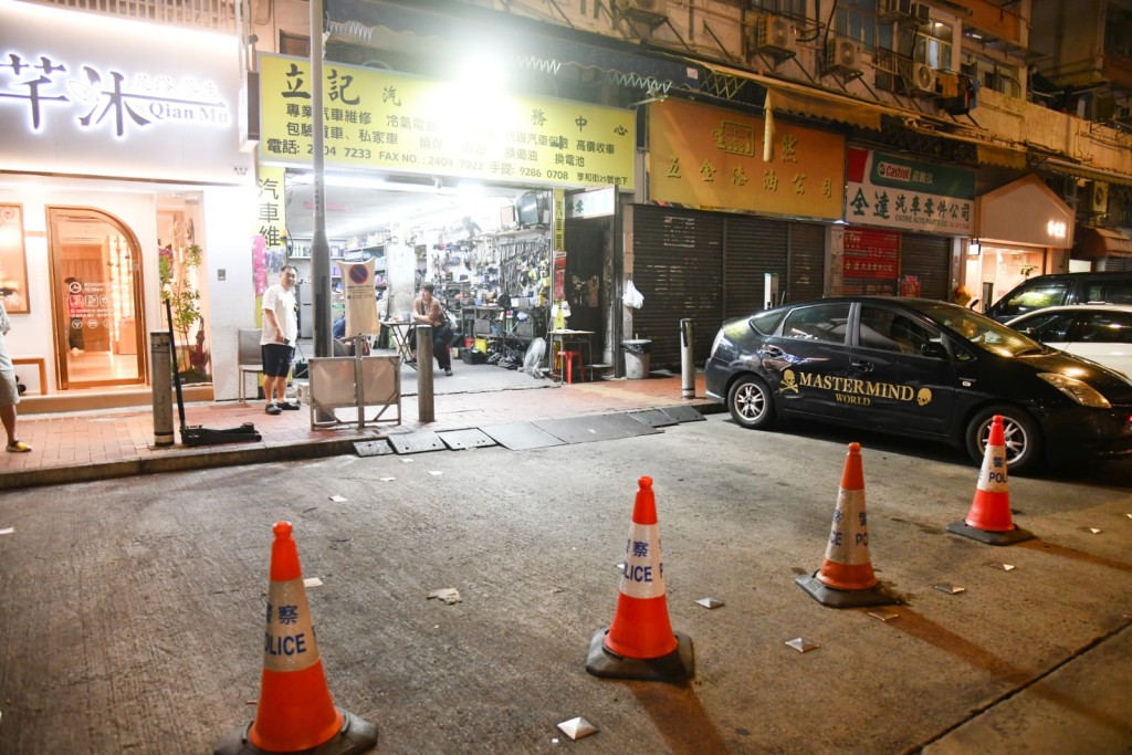 車房外的咪錶位停用,同時亦放置多個雪糕筒。 車房外的咪錶位停用,同時亦放置多個雪糕筒。