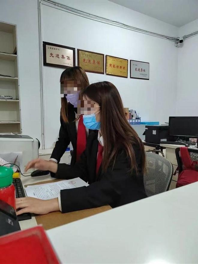 曾在孟村縣人民法院工作的劉某某(右) 曾在孟村縣人民法院工作的劉某某(右)
