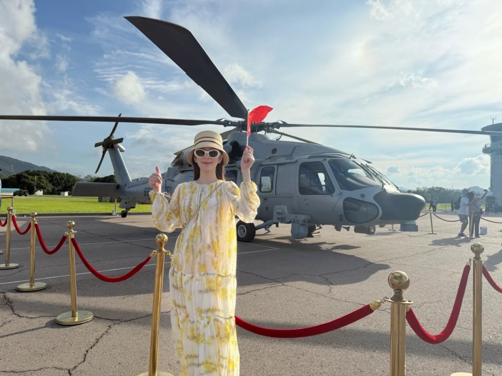 方媛宣布懷三寶後首次更新社交網,和兩個女兒去參觀駐港空軍開放日活動。 方媛宣布懷三寶後首次更新社交網,和兩個女兒去參觀駐港空軍開放日活動。