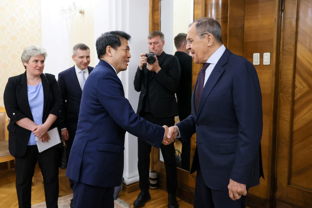 李辉与俄罗斯外长拉夫罗夫会面。路透社