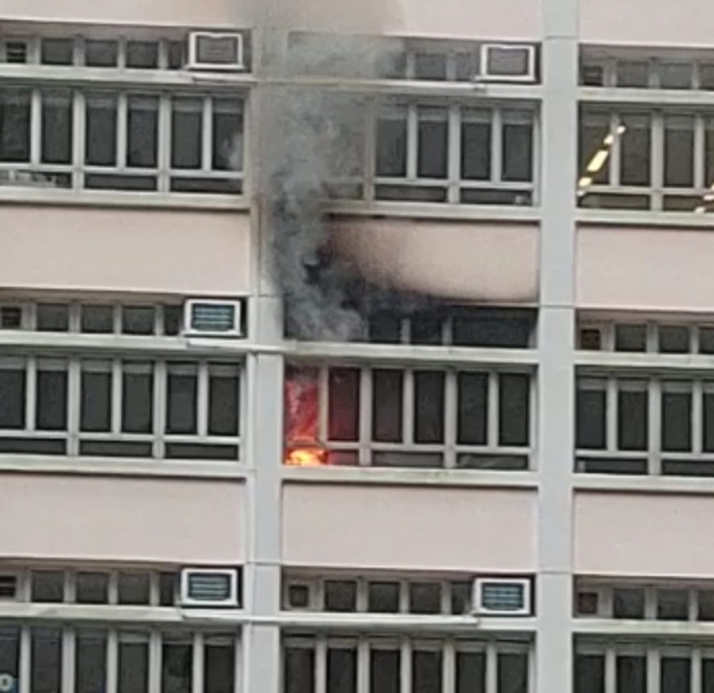 學校3樓一個儲物室冒出濃煙著火。讀者提供