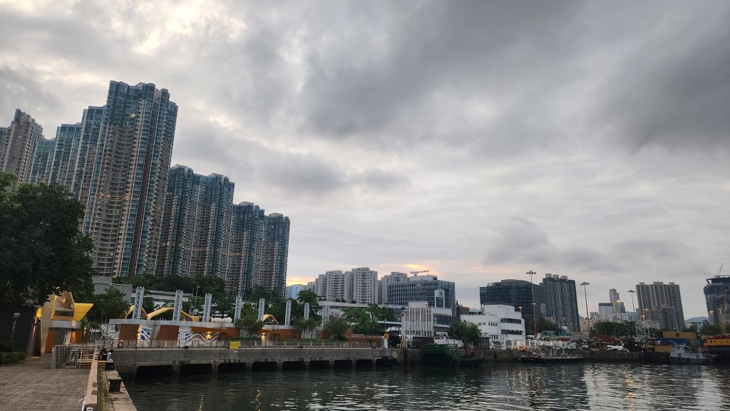 展望明日間中有驟雨,風勢較大,稍後驟雨減少。 展望明日間中有驟雨,風勢較大,稍後驟雨減少。