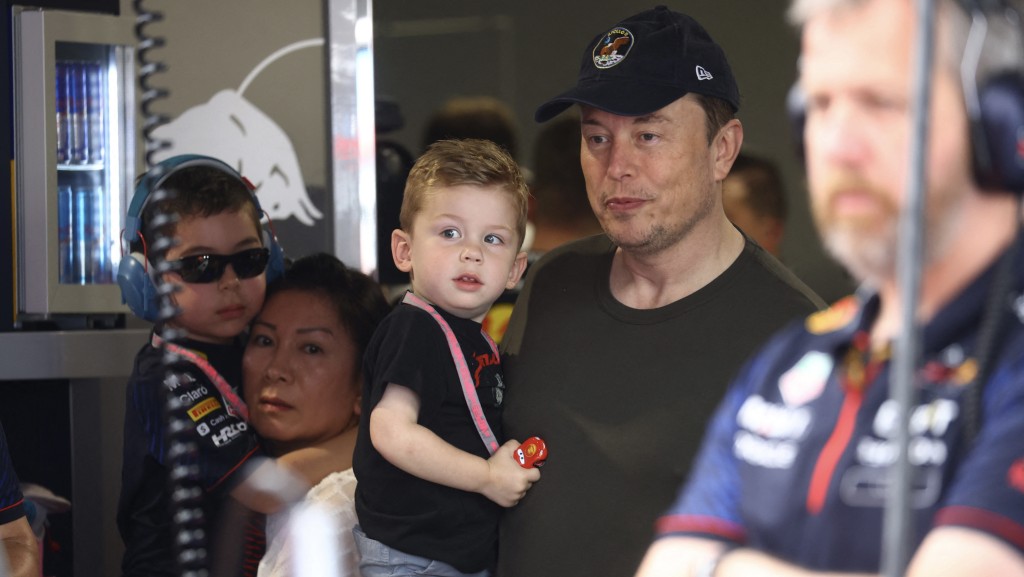 马斯克带儿子看一级方程式F1迈阿密大奖赛。 路透社