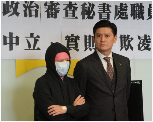 譚文豪(右)協助事主。資料圖片