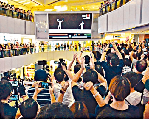 ■大量市民在商場睇奧運,為香港健兒打氣。