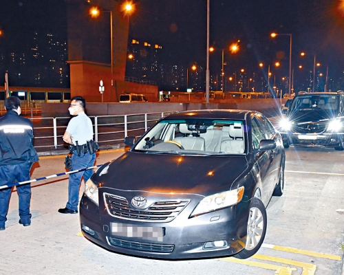 涉案被捕夫婦的私家車，被警方用膠帶圍封調查。
