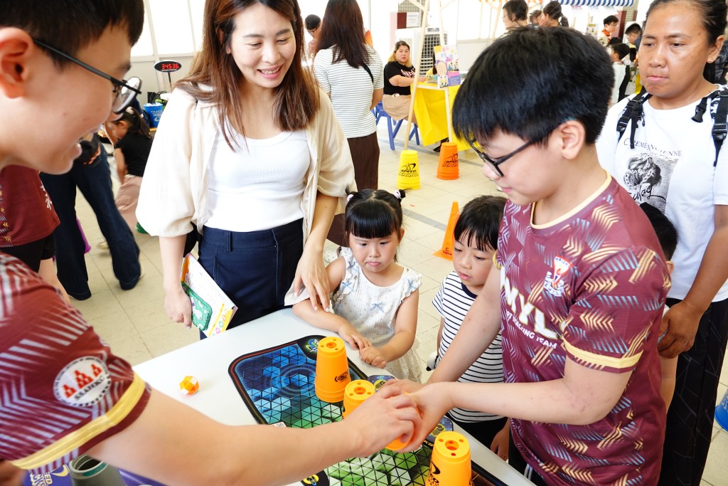 各學科老師於雨天操場及課室精心設計了多款互動攤位遊戲，讓小朋友寓教於樂，滿載而歸。（圖片來源：受訪者提供）  
