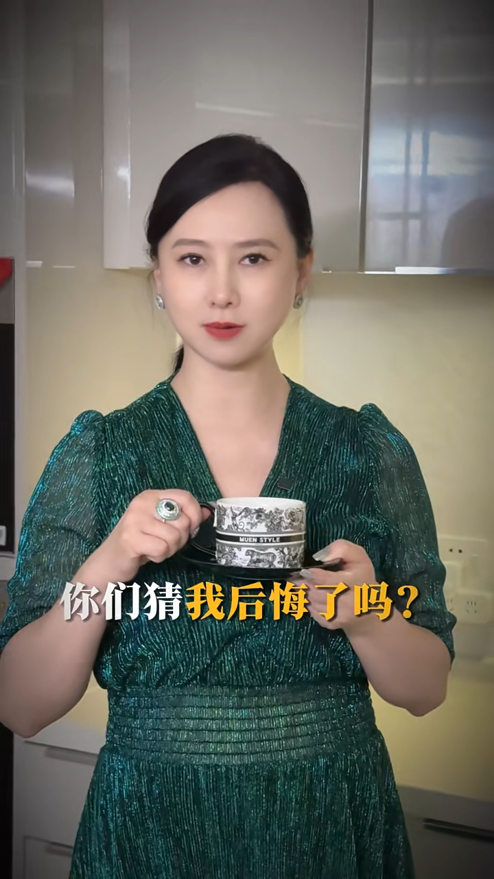 日前翁虹在小紅書上發佈了一段家居影片,當中她提到與老公已分居三年,不過就坦言二人感情未有受到影響。 日前翁虹在小紅書上發佈了一段家居影片,當中她提到與老公已分居三年,不過就坦言二人感情未有受到影響。