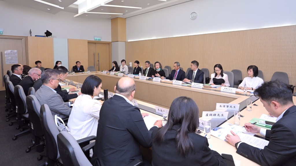 楊何蓓茵（後排左五）下午與4個公務員中央評議會及4個主要跨部門公務員團體職方代表會面，簡介《施政報告》中與公務員事務相關的政策措施。政府新聞處