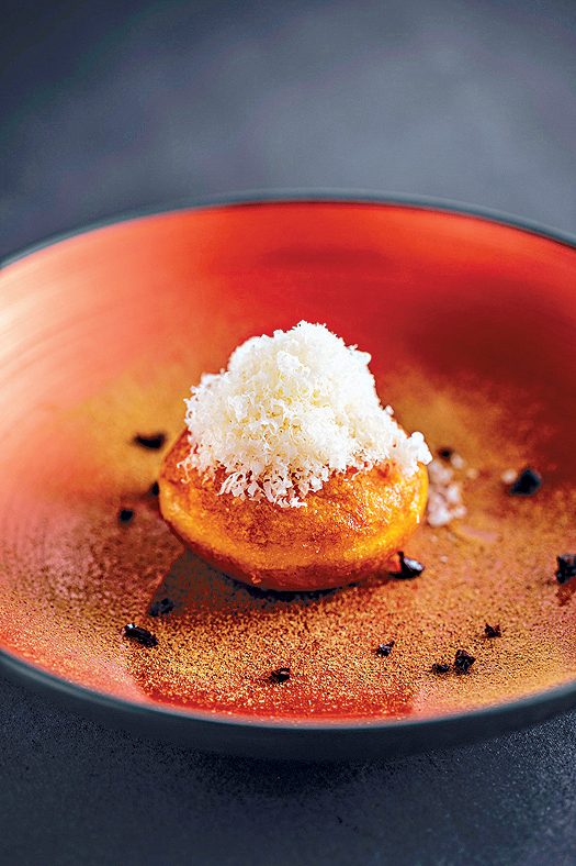 內餡為朱古力慕絲與無花果糖漿，撒上夏威夷果絲的都甩甜點「Munae」。