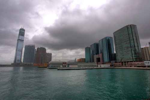圖五 : 雲底灰暗的帶雨雲層 (圖片由天文台李子祥博士拍攝和提供)天文台網頁截圖 圖五 : 雲底灰暗的帶雨雲層 (圖片由天文台李子祥博士拍攝和提供)天文台網頁截圖