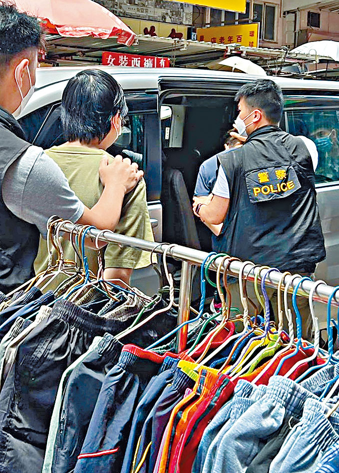 警方拘捕藥房負責人及四名職員調查。