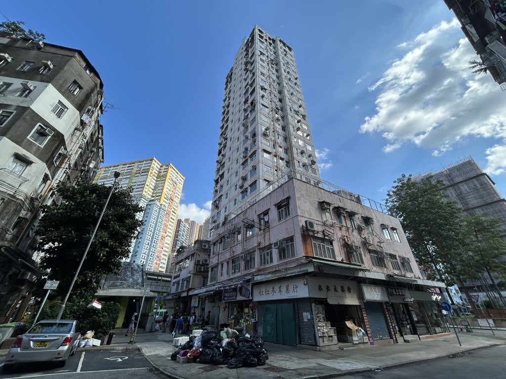 老翁在嘉寶大廈寓所進食期間鯁喉不治。楊偉亨攝
