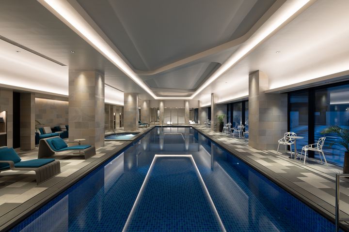 酒店客人闲时可来到泳池运动一下。