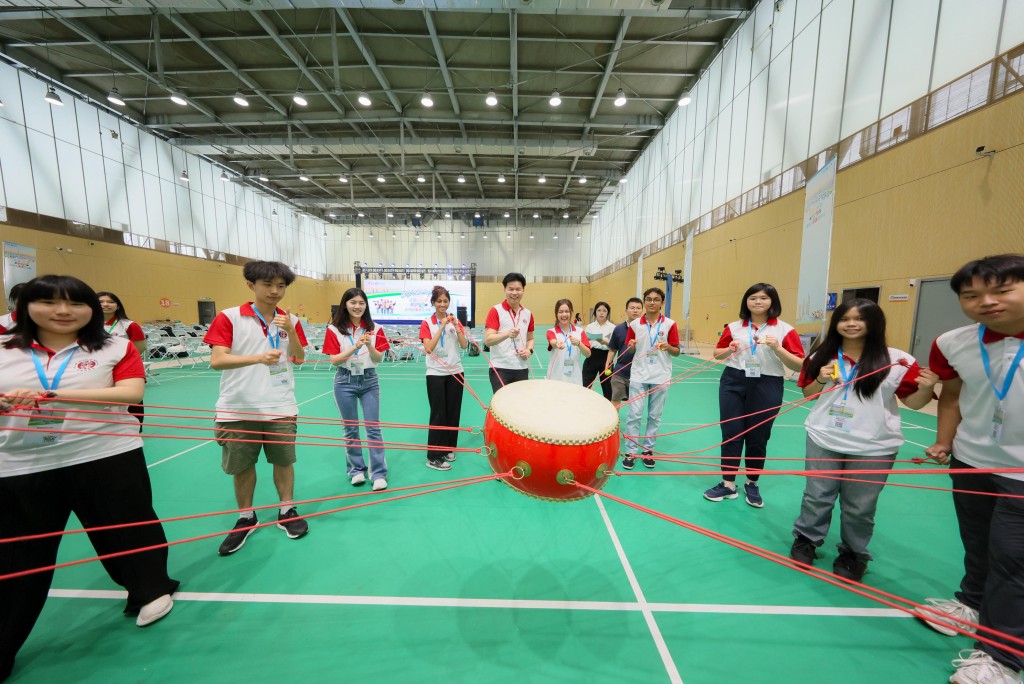 嘉賓與學生一同參與「同心鼓」團隊活動。香港律師會圖片 嘉賓與學生一同參與「同心鼓」團隊活動。香港律師會圖片