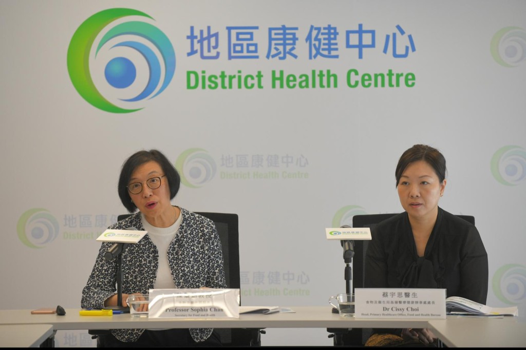 陳肇始(左)指據初步了解,醫院管理局使用的消毒藥水無問題。