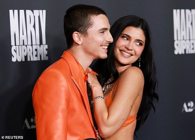 Kylie以性感打扮亮相，大晒身材。