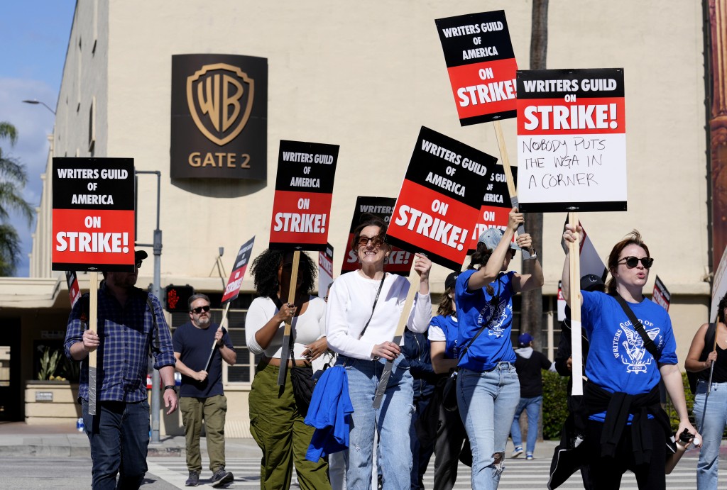 荷里活編劇在加州伯班克的華納兄弟工作室前集會示威。AP