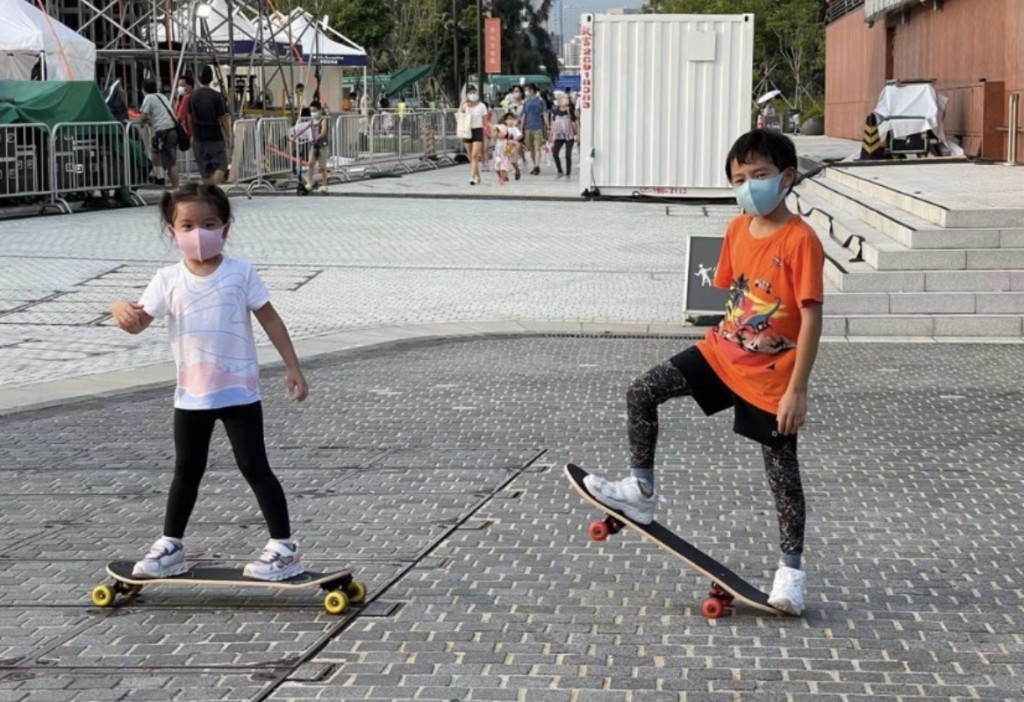 一對仔女玩得盡興！