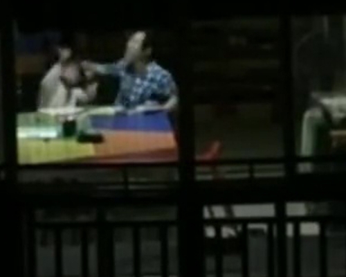 暴躁母親教子女做功課時暴打孩子,對面鄰居看不下去,拍下證據舉報。(網圖)