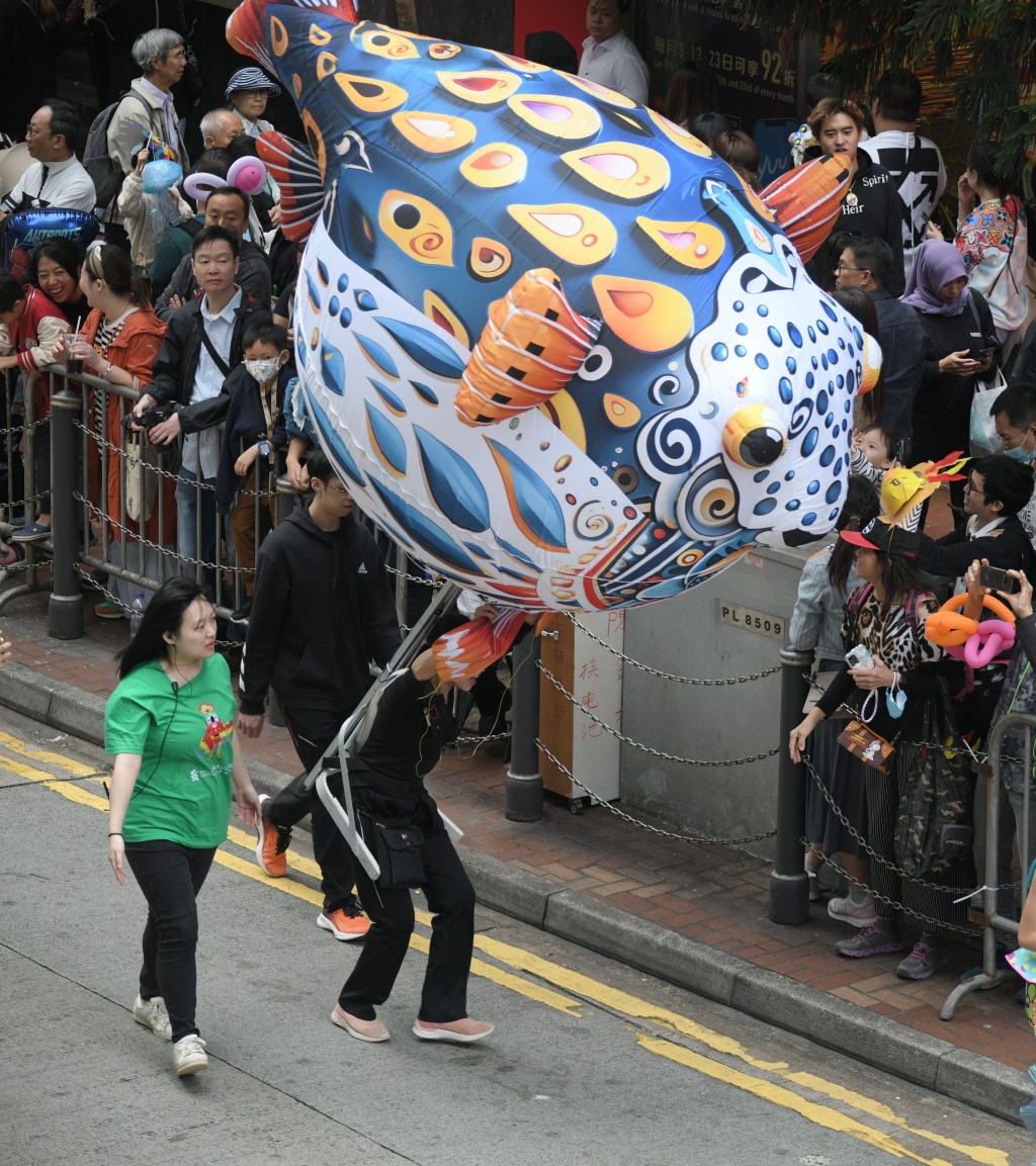 巨型鸡泡鱼木偶于去年的渣打艺趣嘉年华中与观众会面。