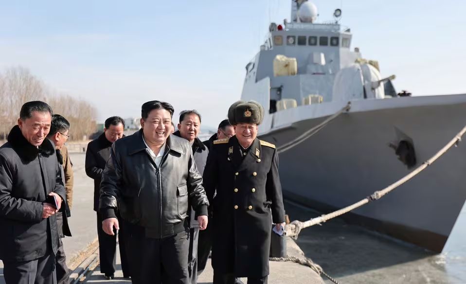 北韩领导人金正恩视察了北韩南浦造船厂。朝中社