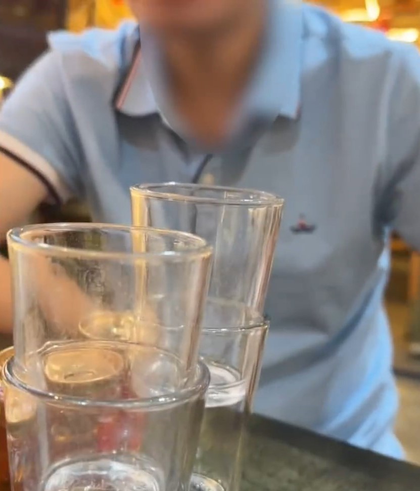 男子在火鍋店突搭老闆娘香肩。百姓關注