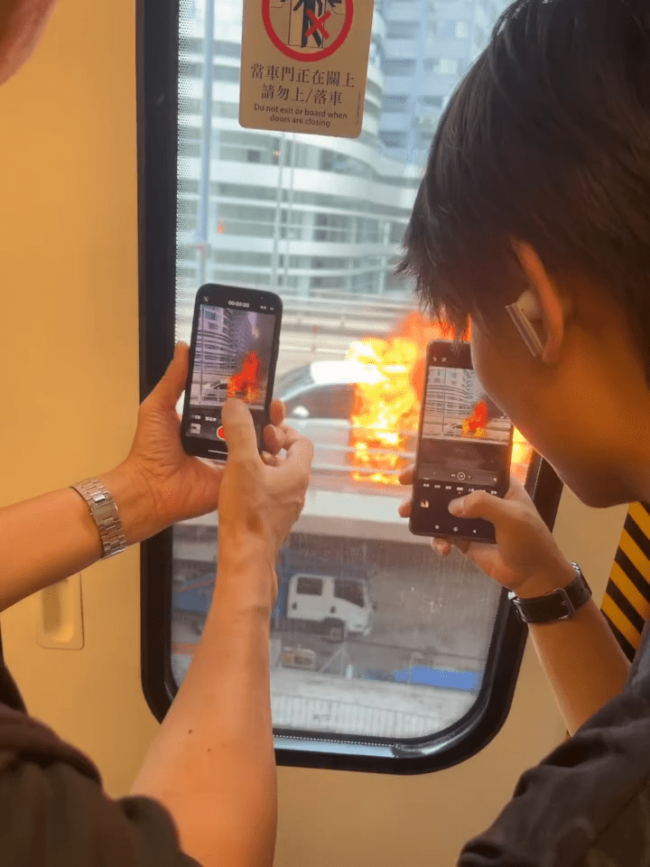 搭地鐵市民近距離目擊火海,紛紛舉機拍攝。Threads:wingggg.yi 搭地鐵市民近距離目擊火海,紛紛舉機拍攝。Threads:wingggg.yi