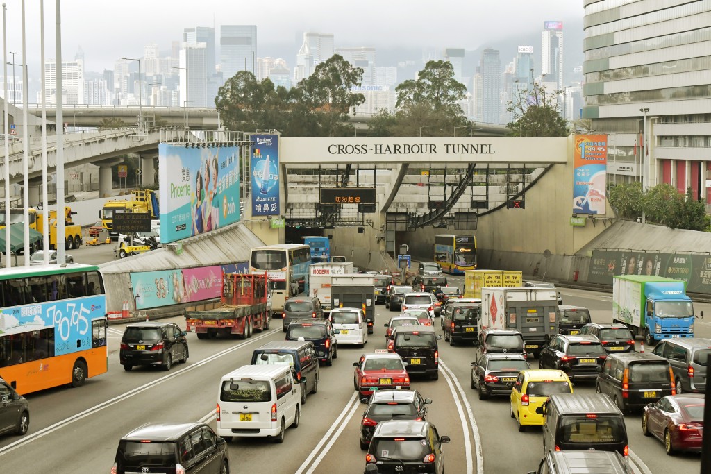 謝展寰指本港將於2035年起停止燃油車登記。資料圖片