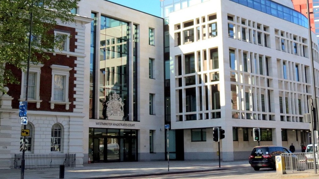 女狂迷Sharon Bell被控跟蹤罪的案件，周五在倫敦西敏裁判法院進行聆訊。