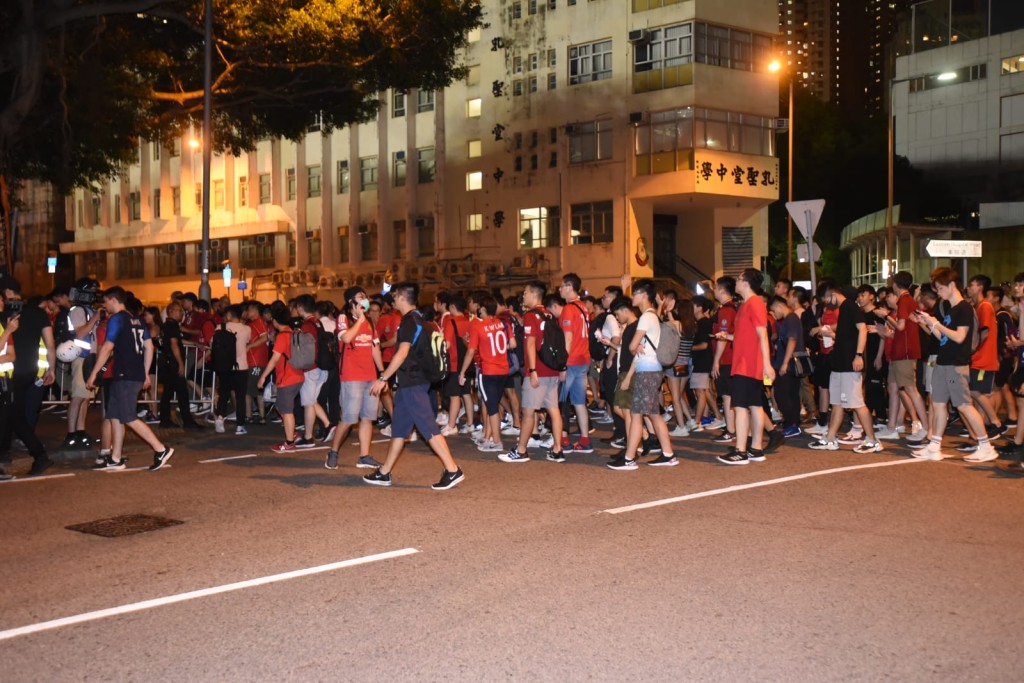 球迷前往大球場途中高叫政治口號。
