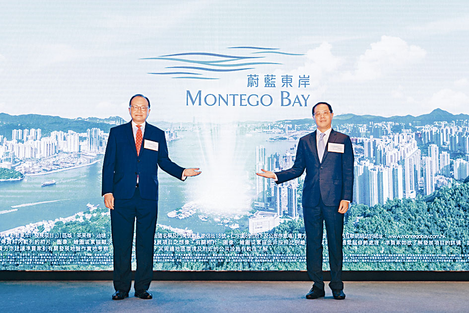 五礦地產羅耀榮（右）指，蔚藍東岸最快下月底推出。圖左為方俊。