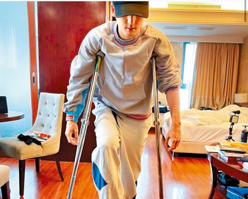 Kenny不慎跌傷腳,但他仍然幽默面對,笑言幸好練開二頭肌,指揸拐杖時平衡全靠它。