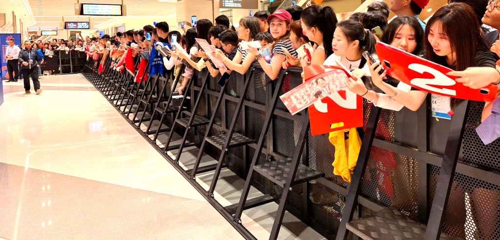 世界女排聯賽澳門站，球迷等簽名。 陸永鴻攝