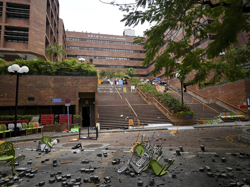 校內一片狼藉。