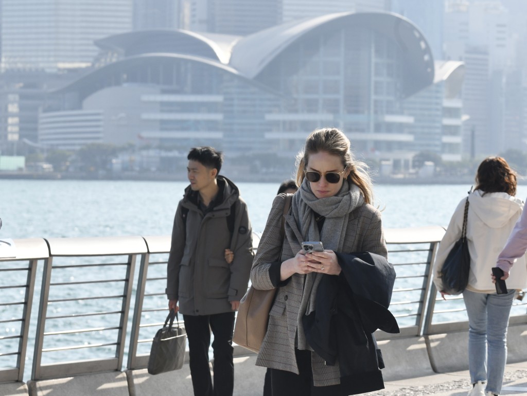 臨近廿四節氣的「小雪」,預料一股強烈東北季候風補充會在下周初抵達華南沿岸。 臨近廿四節氣的「小雪」,預料一股強烈東北季候風補充會在下周初抵達華南沿岸。