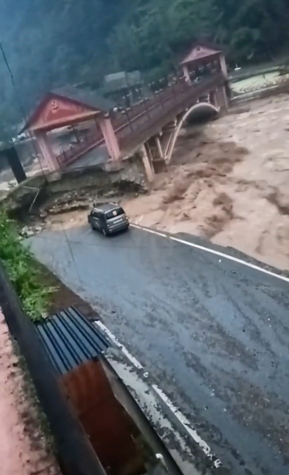 丙中洛鎮因對外交通中斷變成「孤島」。抖音@山洪暴發沖毀建築物。抖音@怒江丙中洛獨龍江旅遊包車王師 丙中洛鎮因對外交通中斷變成「孤島」。抖音@山洪暴發沖毀建築物。抖音@怒江丙中洛獨龍江旅遊包車王師