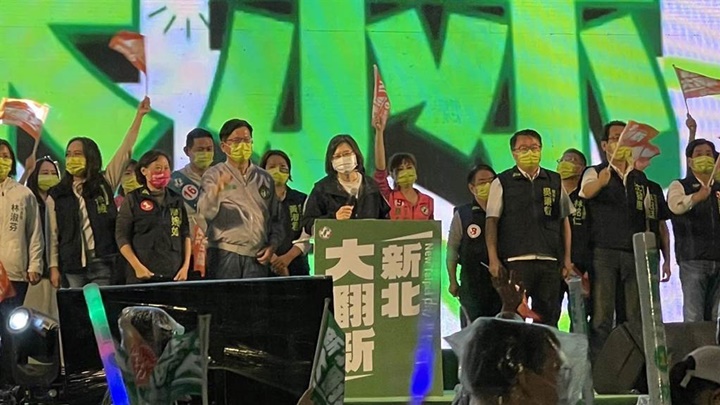 民进党蔡英文到新北市为该党市长候选人郑运鹏站台。中时图片