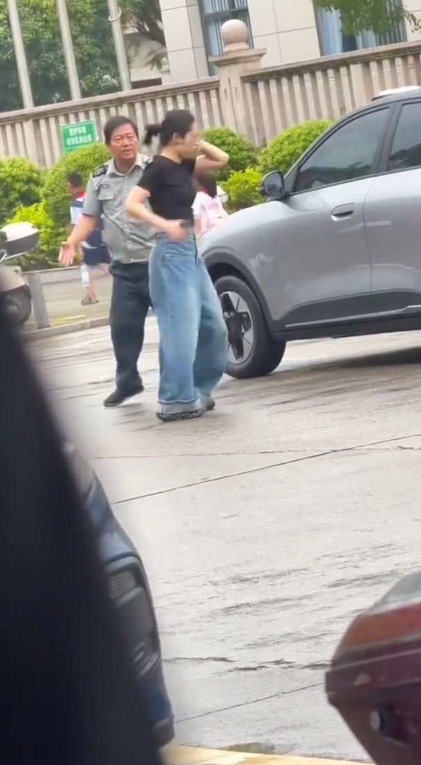女司机又踢又掴男保安，被对方反手“兜巴星”还击。抖音＠行则将至