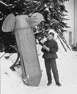 1939 年至 1940 年冬季战争期间，苏联向芬兰投掷散布燃烧弹 的RRAB-3，绰号「莫洛托夫的面包篮」。