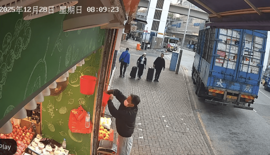 口罩男伸手一抓卻發現鈔票被繩索絆住，無法輕易取走。fb「新界地區生活連線」