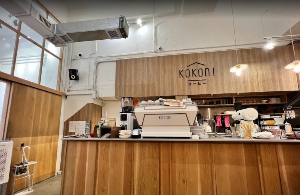 涉事食店Kokoni Coffee走日系文青風，不少年輕人慕名到場打卡。(google photo)