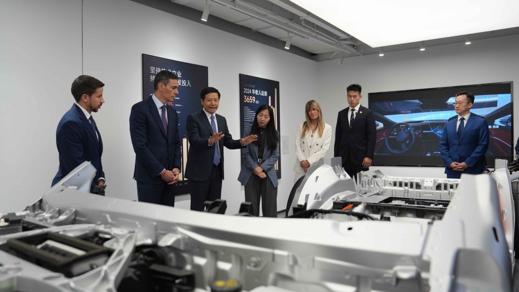 西班牙首相桑切斯參觀北京小米科技園。 新華社 西班牙首相桑切斯參觀北京小米科技園。 新華社