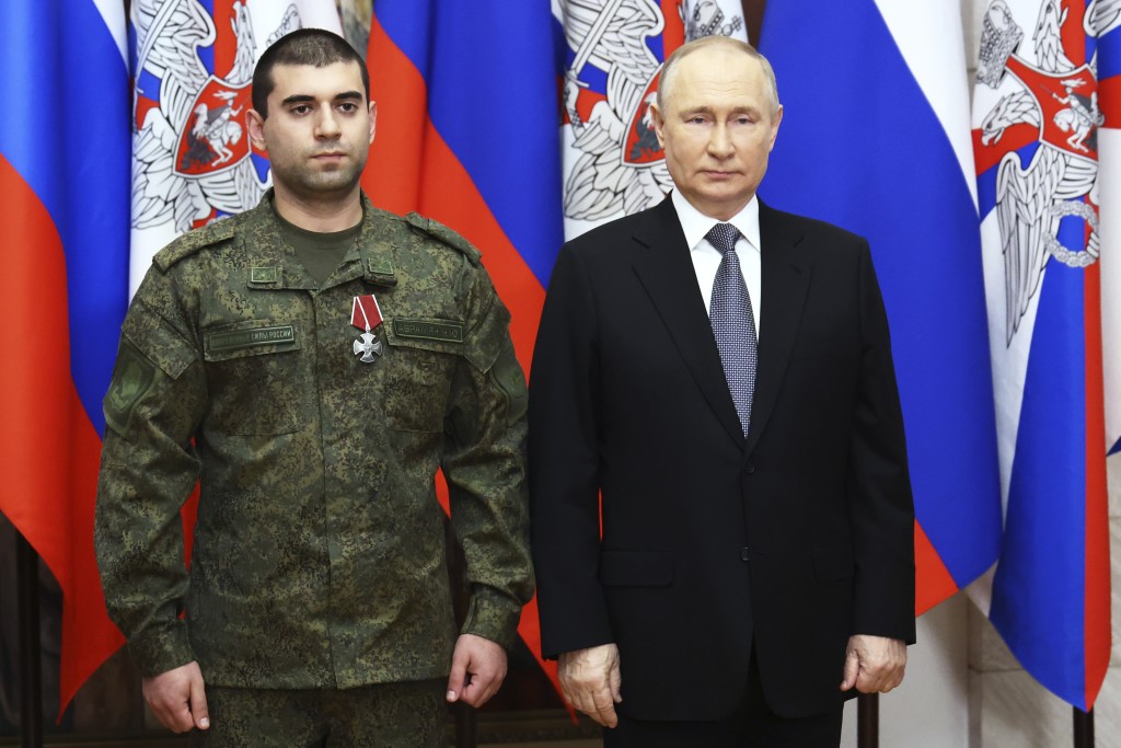普京向参与俄乌战事的指挥官等军人授勋。美联社