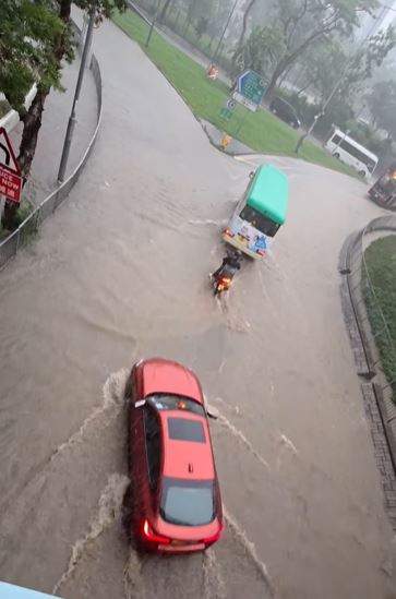 車輛涉水而行。網上圖片