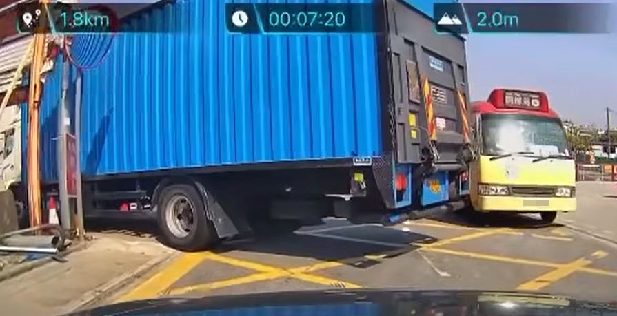 貨車倒車，此時紅Van駛至。fb車cam L（香港群組）影片截圖