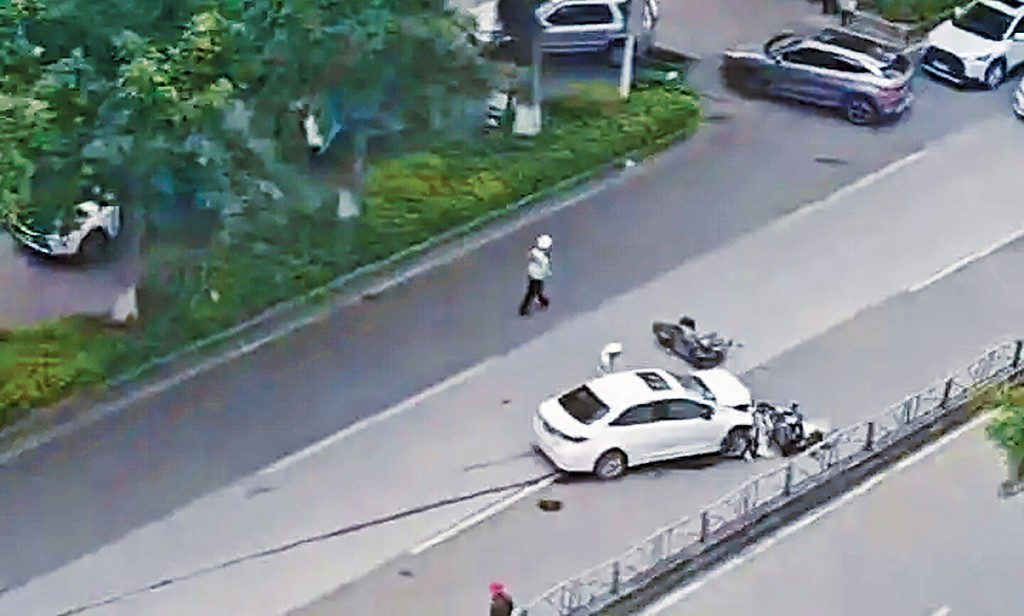 肇事的私家車撞人後，停在路中心。