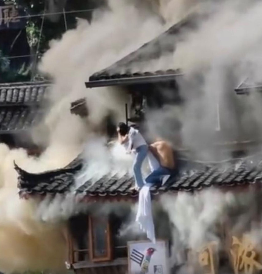  贵州西江千户苗寨景区民宿火灾，有一男一女从三楼跃下。  ​
