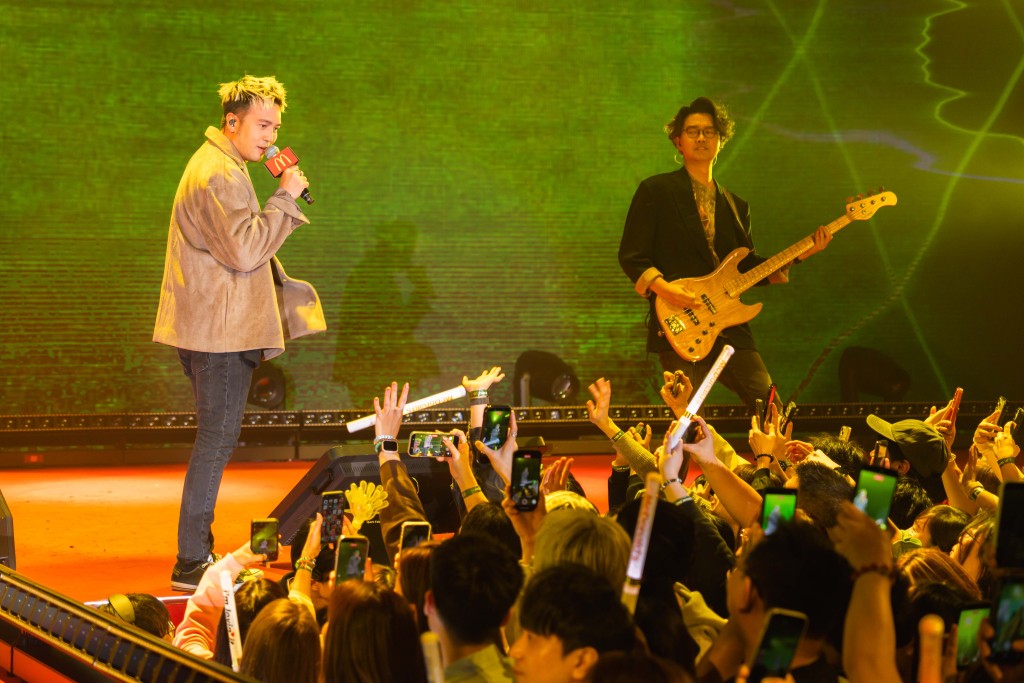 Dear Jane 再度现身员工晚宴,以标志性的 band sound 带动全场气氛。 Dear Jane 再度现身员工晚宴,以标志性的 band sound 带动全场气氛。