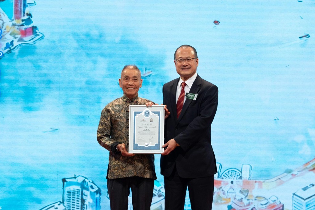 「好市民獎頒獎典禮2025」於三月十四日舉行。香港中華總商會會長蔡冠深博士（右）頒發「好市民獎」予今屆最年長的得獎者黎觀煌。